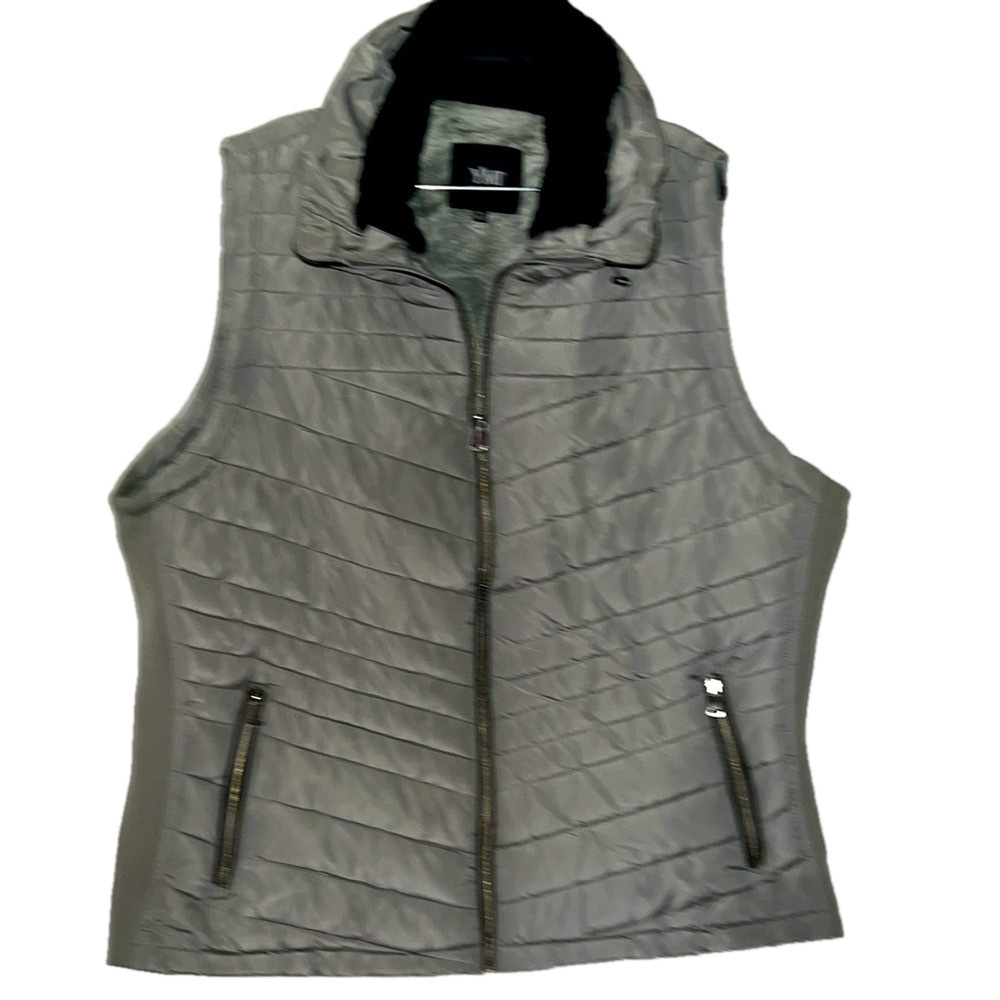 YMI Collection Puff Vest, SZ 3X, PTP 27", L28", Stretch Sides, Zip Pocket (T6)